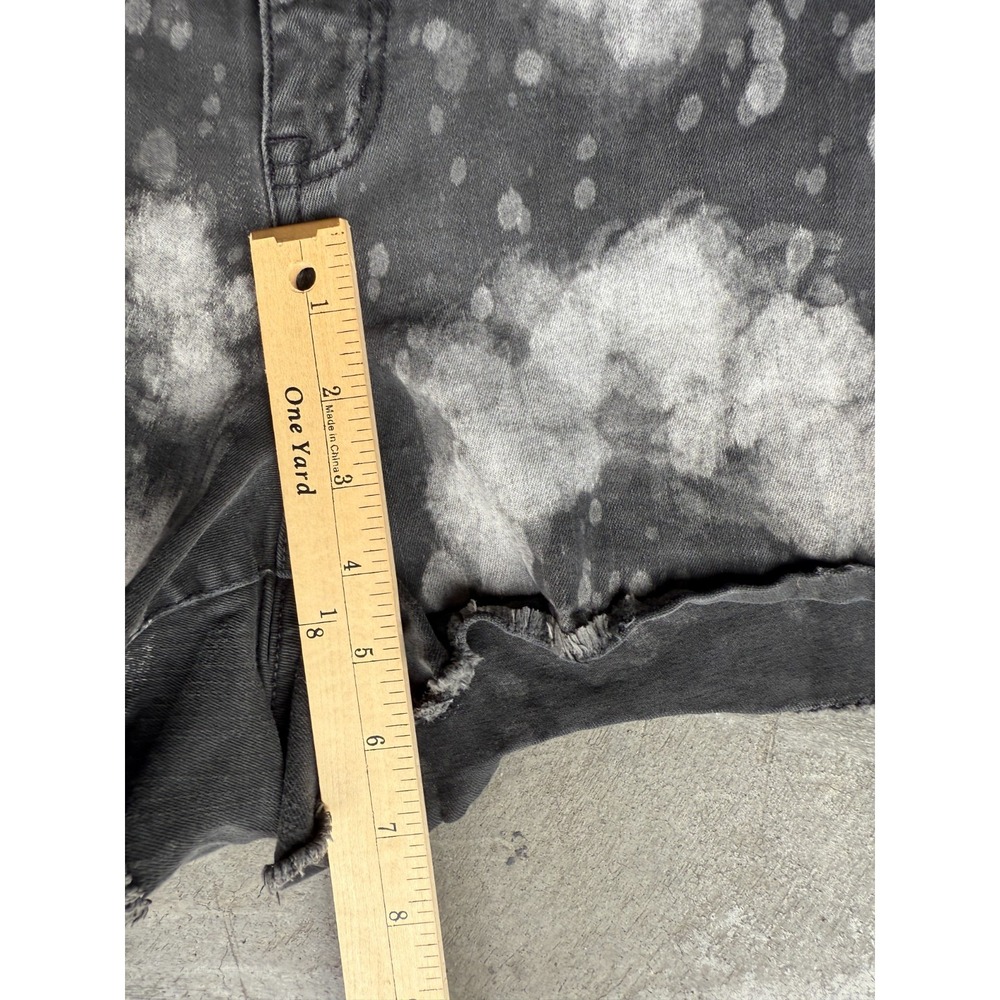 Womens Sz 18 TORRID Denim Acid Washed Paint Splatter Design Shorts - Picture 4 of 5
